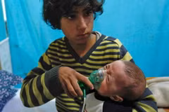 Trẻ em Syria phải sử dụng thiết bị cấp ôxy để thở sau một vụ tấn công bị nghi sử dụng khí độc tại Douma, Đông Ghouta ngày 22/1. (Nguồn: AFP/TTXVN)
