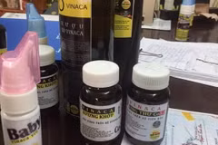 Các loại thuốc hỗ trợ điều trị ung thư làm từ than tre của Công ty TNHH Vinaca đóng tại phường Bình Đa, thành phố Biên Hòa. (Ảnh: Lê Xuâ/TTXVN)