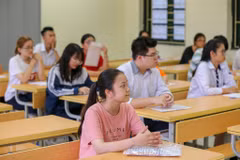 Chiều 24/6, các thí sinh tham dự Kỳ thi Trung học phổ thông quốc gia năm 2019 tại Hà Nội đã đến phòng thi làm thủ tục dự thi, đính chính sai sót thông tin đăng ký dự thi và nghe phổ biến Quy chế thi, lịch thi. (Ảnh: Minh Sơn/Vietnam+)