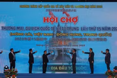 Đại biểu hai nước Việt Nam-Trung Quốc ấn nút khai mạc Hội chợ Thương mại-Du lịch Quốc tế Việt-Trung lần thứ 15. (Ảnh: Thanh Vân/TTXVN) 