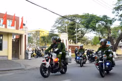 Các đơn vị Công an thành phố Đà Nẵng đồng loạt ra quân xử lý các vi phạm liên quan đến bóng cười, shisha. (Ảnh: Quốc Dũng/TTXVN)