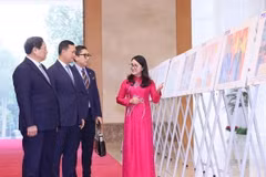 Sáng 11/12, tại Trụ sở Chính phủ, Thủ tướng Phạm Minh Chính và Thủ tướng Campuchia Samdech Thipadei Hun Manet tham quan Trưng bày một số hình ảnh tiêu biểu về quan hệ giữa hai nước, do Thông tấn xã Việt Nam thực hiện. (Ảnh: Dương Giang/TTXVN) 