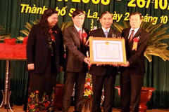 Phó Chủ tịch Quốc hội Tòng Thị Phóng trao Huân chương Độc Lập hạng nhì cho thành phố trẻ Sơn La. (Ảnh: Điêu Chính Tới/TTXVN)