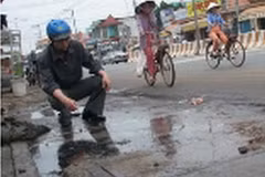 Chất dầu thực vật từ Công ty Vinamit đổ tràn ra đường. (Nguồn: Internet)