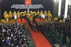 Lãnh đạo, nguyên lãnh đạo Đảng, Nhà nước đi vòng quanh linh cữu lần cuối, vĩnh biệt đồng chí Đỗ Mười. (Ảnh: Văn Điệp/TTXVN)