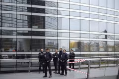 Cảnh sát gác bên ngoài trụ sở Ngân hàng Societe Generale ở quận thương mại La Defense, ngoại ô phía tây thủ đô Paris, ngày 18/11. (Nguồn: AFP/TTXVN)