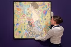 Bức tranh "Lady with a Fan" của danh họa người Áo Gustav Klimt được trưng bày tại nhà đấu giá Sotheby's ở London, Anh. (Ảnh: AFP/TTXVN)