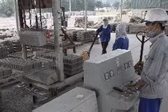 Sản xuất gạch không nung ở Thái Nguyên. (Ảnh: TTXVN)
