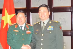 Bộ trưởng Quốc phòng Việt Nam Phùng Quang Thanh và Bộ trưởng Quốc phòng Trung Quốc Thường Vạn Toàn. (Ảnh: Quân Thủy/TTXVN)