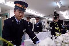 Lãnh đạo nhà ga Kasumigaseki, Kiyoharu Sato, đặt hoa tưởng niệm các nạn nhân. (Nguồn: Mainichi)