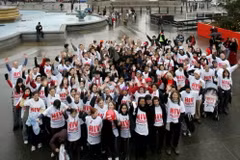 Các em học sinh tham gia cuộc tuần hành nhân ngày thế giới phòng chống AIDS (1/12) tại London, Anh. (Ảnh: AFP/TTXVN)