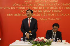 Đại tướng Phan Văn Giang, Ủy viên Bộ Chính trị, Phó Bí thư Quân ủy Trung ương, Bộ trưởng Bộ Quốc phòng, phát biểu tại cuộc gặp cán bộ các cơ quan đại diện Việt Nam tại Indonesia. (Ảnh: Đào Trang/TTXVN)