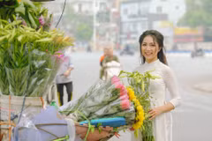 Hà Nội tháng vào tháng Tư, những nụ cười trong sáng không vướng phiền lo của những tà áo dài trắng học trò bên cạnh hoa loa kèn tinh khôi như níu chân du khách, tạo nên những khoảnh khắc đẹp đầy cảm xúc. (Ảnh: Thế Đại/Vietnam+)