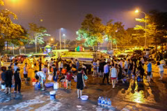 Ngay trong đêm 16 rạng sáng 17/10, hàng trăm hộ dân trong Khu đô thị Nam An Khánh (Hoài Đức, Hà Nội) đã mang theo xô, chậu tấp nập xếp hàng, chờ đến lượt nhận nước sạch về sinh hoạt. (Ảnh: Minh Sơn/Vietnam+)