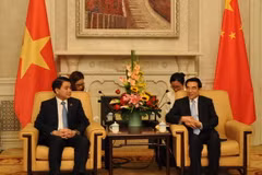 Chủ tịch Ủy ban Nhân dân thành phố Hà Nội Nguyễn Đức Chung và Thị trưởng Bắc Kinh Vương An Thuận. (Nguồn: TTXVN)