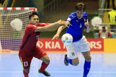 Pha tranh bóng giữa cầu thủ Danh Phát (trái) và cầu thủ Sergio Romano (phải) của Italy. (Nguồn: EPA/TTXVN)