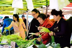 Người dân mua bán hàng hóa tại Thanh Đảo, tỉnh Sơn Đông, Trung Quốc. (Nguồn: AFP/TTXVN)