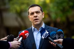 Thủ tướng Hy Lạp Alexis Tsipras phát biểu với báo giới tại thủ đô Athens. (Nguồn: AFP/TTXVN)