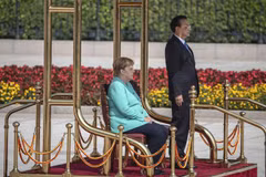 Thủ tướng Trung Quốc Lý Khắc Cường và Thủ tướng Đức Angela Merkel tại lễ duyệt đội danh dự ở Bắc Kinh ngày 6/9 (Nguồn: Reuters)