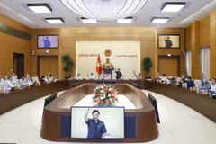 Ủy ban Thường vụ Quốc hội biểu quyết thông qua dự án Pháp lệnh xử phạt vi phạm hành chính đối với hành vi cản trở hoạt động tố tụng ngày 18/8. (Ảnh: Doãn Tấn/TTXVN)