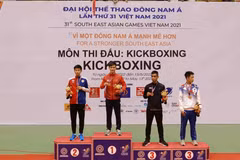 Trao huy chương cho các vận động viên nội dung Lowkick hạng dưới 60kg. Vận động viên Nguyễn Quang Huy (Việt Nam) giành huy chương Vàng. (Ảnh: Vũ Sinh/TTXVN)