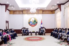 Thủ tướng Lào Phankham Viphavan tiếp thân mật Bộ trưởng Nguyễn Hồng Diên cùng đoàn công tác. (Ảnh: Phạm Kiên/TTXVN)