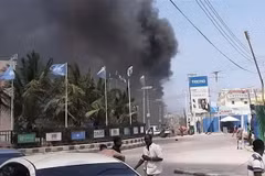 Khói bốc lên từ hiện trường vụ tấn công nhằm vào khách sạn Hayat ở thủ đô Mogadishu, Somalia ngày 19/8. (Ảnh: Horseedmedia.net/TTXVN)