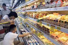 Khách hàng lựa chọn hàng hóa tại siêu thị. (Ảnh: Trần Việt/TTXVN)