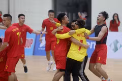 Các cầu thủ Việt Nam ăn mừng sau chiến thắng kịch tính trước đội tuyển Thái Lan. (Ảnh: Thế Duyệt/TTXVN)