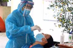 Lấy mẫu xét nghiệm COVID-19 ở Quảng Trị. (Nguồn: TTXVN)
