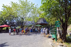 Khu du lịch Công viên suối khoáng nóng Núi Thần Tài ở Đà Nẵng thu hút đông đảo du khách. (Ảnh: TTXVN phát)