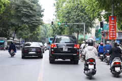 Dù đã có vạch kẻ đường phân làn trên phố Quang Trung nhưng trong chiều 17/7, nhiều người điều khiển phương tiện tham gia giao thông vẫn vi phạm lỗi lấn làn. (Ảnh: Hoàng Hiếu/TTXVN)