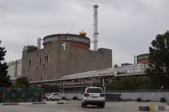 Đoàn xe chở các thanh sát viên của IAEA tới nhà máy điện hạt nhân Zaporizhzhia ở miền nam Ukraine, ngày 1/9. (Ảnh: THX/TTXVN)