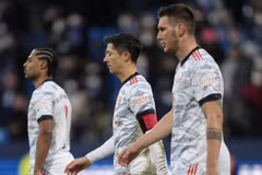 Các cầu thủ của Bayern Munich Serge Gnabry, Robert Lewandowski và Niklas rời sân sau trận thua sốc. (Nguồn: AP)