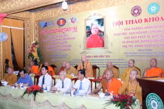 Trưởng lão Hòa thượng Thích Thiện Nhơn, Chủ tịch Hội đồng Trị sự Giáo hội Phật giáo Việt Nam, ban đạo từ tại phiên khai mạc hội thảo. (Ảnh: Xuân Khu/TTXVN)