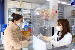 Mua thuốc điều trị COVID-19. (Ảnh: TTXVN)