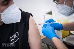 Tiêm vaccine ngừa COVID-19 tại Berlin, Đức. (Ảnh: AFP/TTXVN)