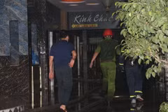Lực lượng chức năng tiếp cận quán karaoke Yến Nhi. (Ảnh: Công Phong/TTXVN)