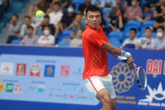Tay vợt Lý Hoàng Nam (Việt Nam) thắng 2-0 ở trận đấu tứ kết nội dung đơn nam môn quần vợt SEA Games 31. (Ảnh: Thế Duyệt/TTXVN)