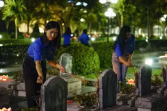 Đoàn viên thanh niên thắp hương tưởng nhớ các anh hùng liệt sỹ. (Ảnh: Xuân Tư/TTXVN)