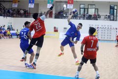 Pha dứt điểm của cầu thủ Nguyễn Quang Đạt (số 7, Việt Nam). (Ảnh: Thế Duyệt/TTXVN)