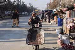 Hàng hóa được bày bán trên một đường phố ở thủ đô Kabul, Afghanistan, ngày 24/12/2021. (Ảnh: THX/TTXVN)