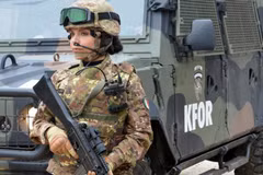 Binh sỹ thuộc lực lượng gìn giữ hòa bình do NATO đứng đầu tại Kosovo. (Nguồn: Decode39)