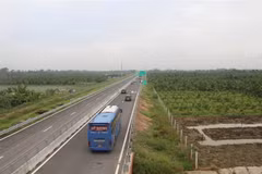 Phương tiện lưu thông trên cao tốc Trung Lương-Mỹ Thuận. (Ảnh: Minh Trí/TTXVN)