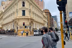 Người dân đeo khẩu trang phòng dịch COVID-19 tại Wellington, New Zealand. (Ảnh: THX/TTXVN)