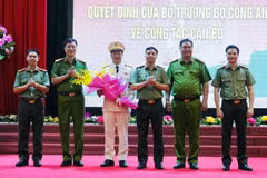 Lãnh đạo Công an tỉnh Hòa Bình tặng hoa chúc mừng Đại tá Đỗ Thanh Bình và Đại tá Lê Xuân Minh. (Nguồn: Cand)