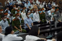 Các bị cáo nghe tòa tuyên án. (Ảnh: Kim Anh/TTXVN)