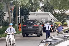 Sáng 7/6, lực lượng chức năng tới nhà riêng Bộ trưởng Bộ Y tế Nguyễn Thanh Long làm nhiệm vụ. (Ảnh: Phạm Kiên/TTXVN)