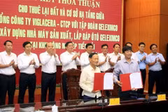 Lãnh đạo tỉnh Thái Bình và các sở, ngành chứng kiến lễ ký thỏa thuận hợp tác giữa Tổng công ty Viglacera-CTCP và Tập đoàn Geleximco. (Ảnh: Thế Duyệt/TTXVN)