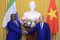 Chủ tịch nước Nguyễn Xuân Phúc và Tổng thống Cộng hòa Sierra Leone trước khi tiến hành hội đàm. (Ảnh: Thống Nhất/TTXVN)